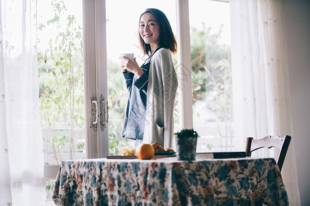 居家女人喝下午茶图片