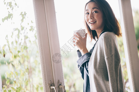 开襟羊毛衫居家女人喝下午茶背景