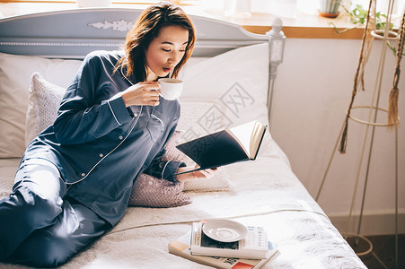 居家女人阅读书籍图片