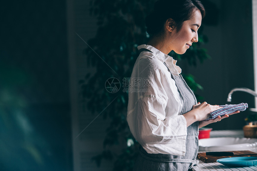 在厨房准备美食的女人图片