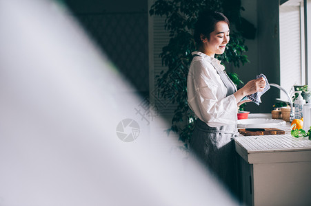 居家女人做家务图片