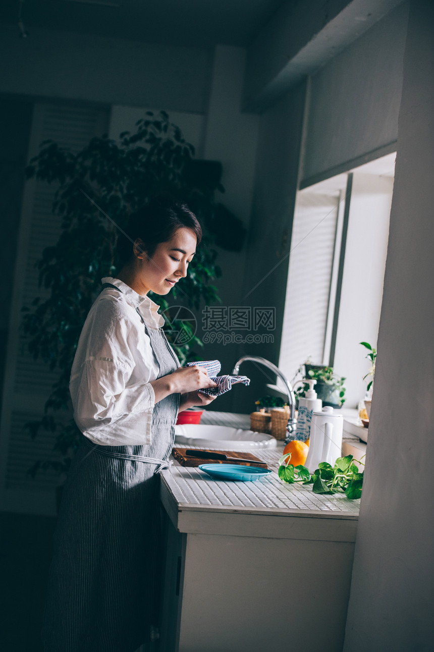 居家女人做家务图片