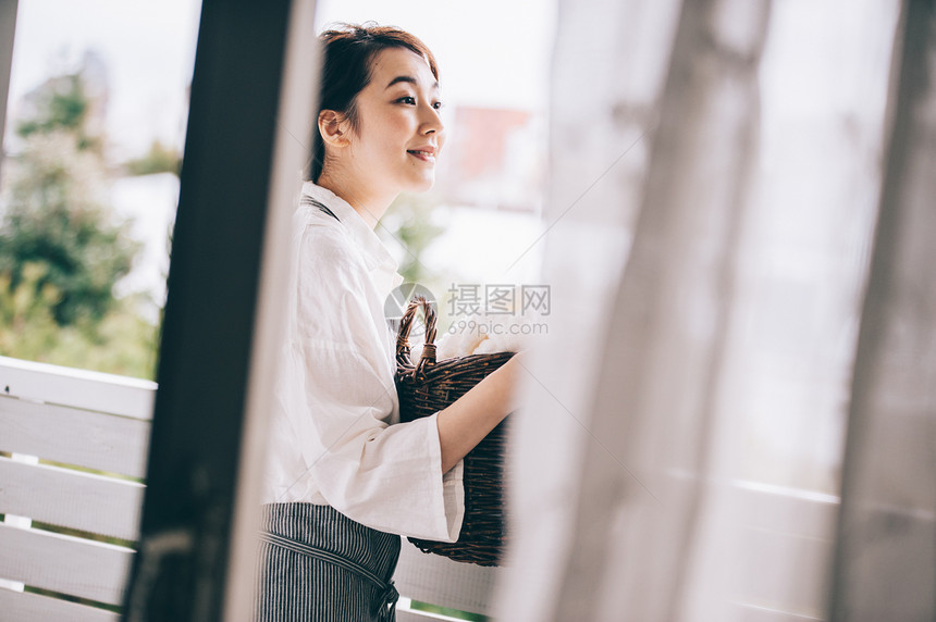 居家女人做家务图片