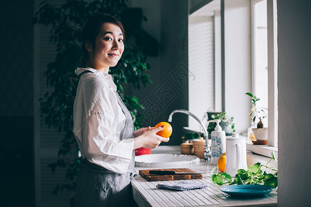 准备美食的居家女人图片