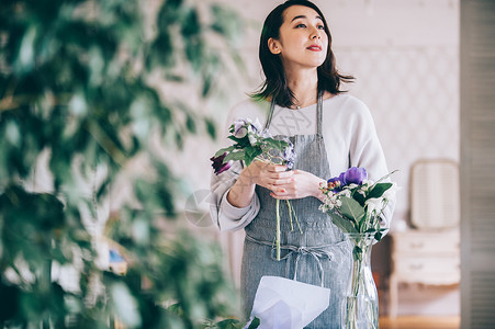 居家女人插花图片