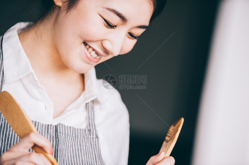 时髦人物明亮女生活美食图片