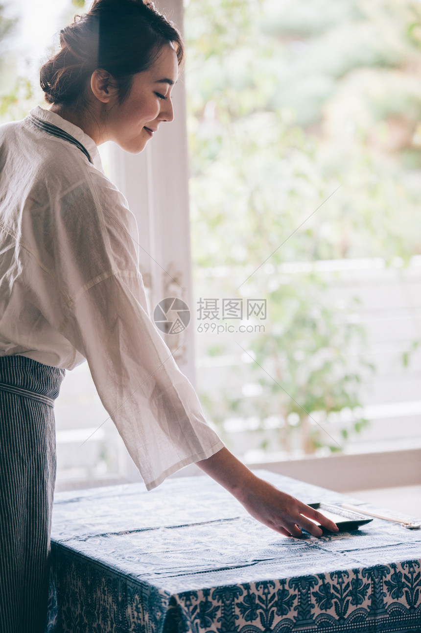 吃饭菜品设定位置或桌子女生活方式餐准备图片