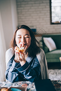 起居室吃饭人物女生活方式餐图片