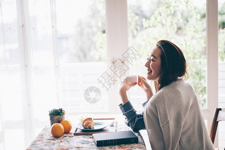 简单自然餐厅女生活方式茶时间图片