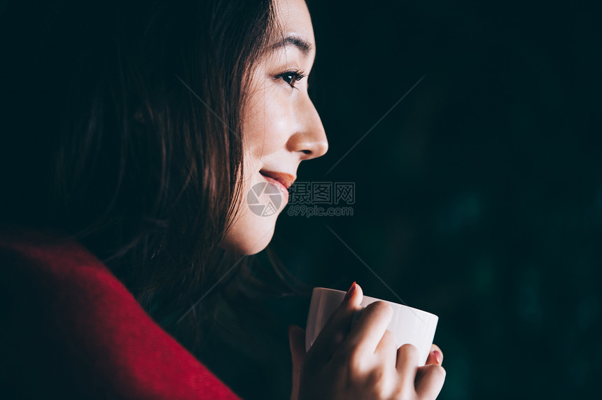 亚洲单人裹着女生活方式茶时间图片