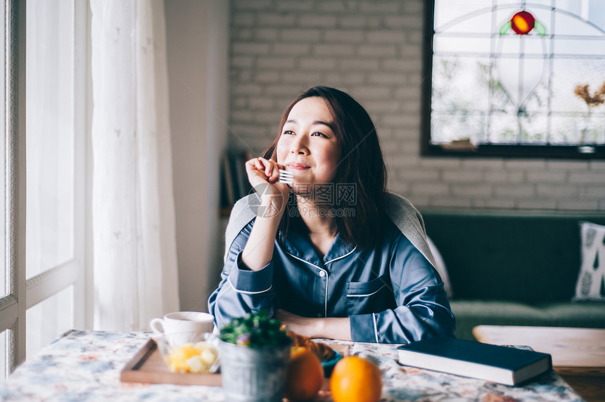 居家美女窗边下午茶图片