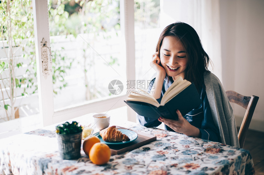 早晨肖像睡衣女生活阅读图片