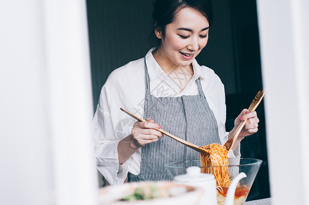 20多岁烹调女孩生活方式的食物图片