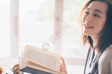 有礼貌的室内谦恭的女生活阅读图片