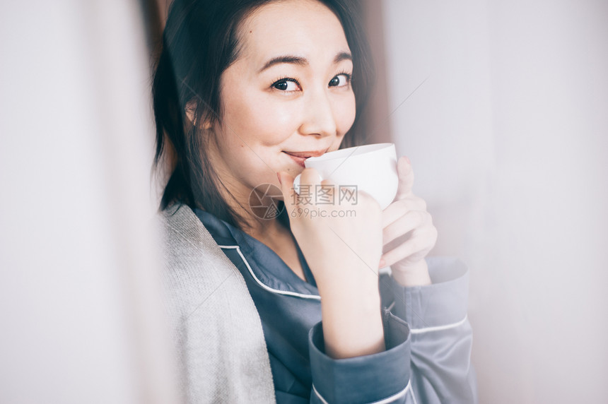 日本人注视镜头咖啡女生活方式茶时间图片