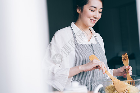 一人午饭亚洲女生活美食图片