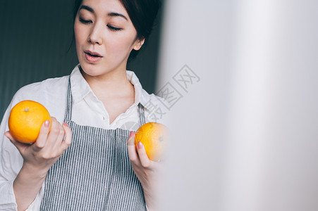 准备美食的居家女人图片