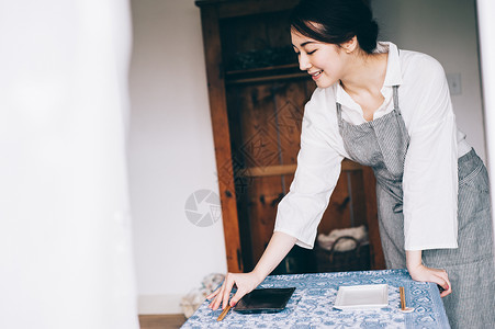 准备美食的居家女人图片