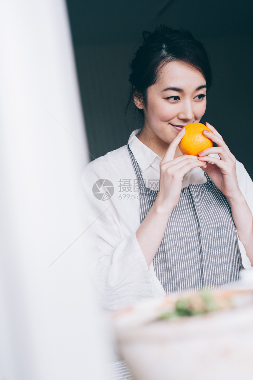 早餐生活女人拿着橙子图片