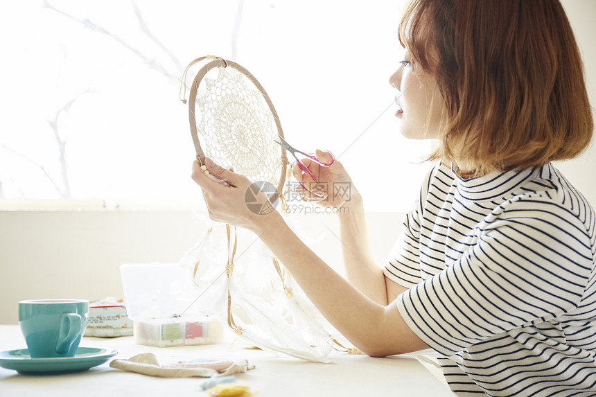 居家diy制作手工艺品的年轻女子图片