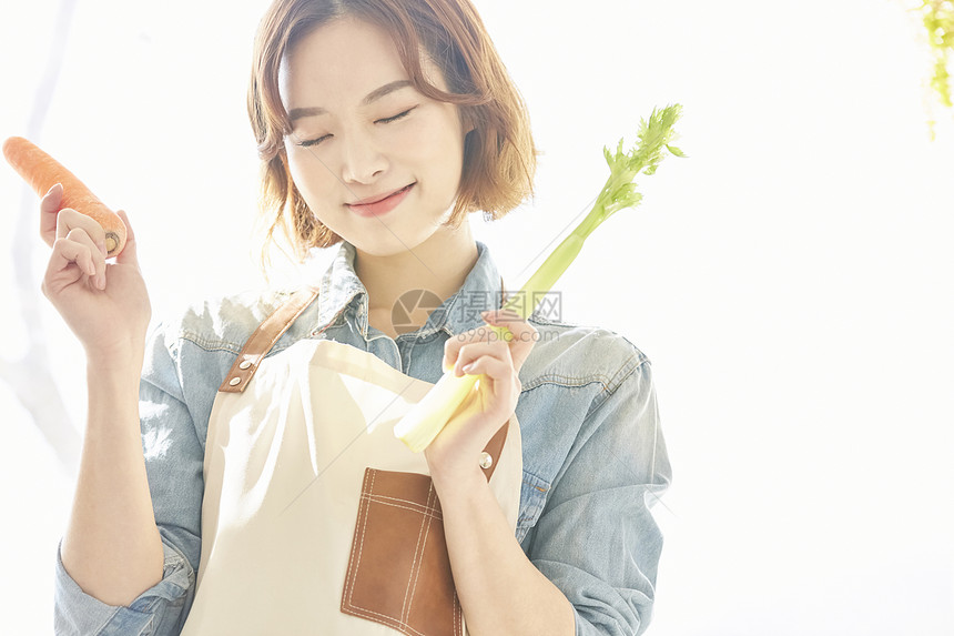 居家在家制作美食的美女图片