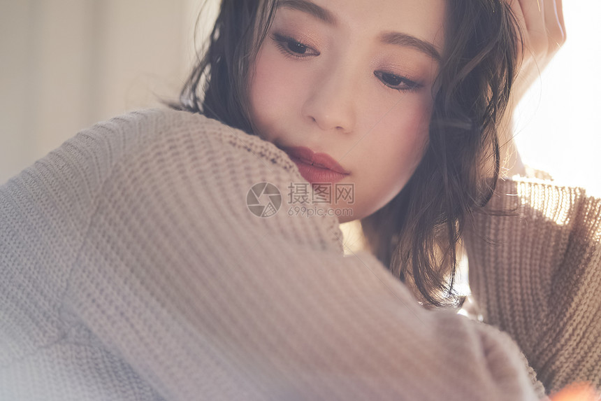 30多岁半身照丰富美丽的女人肖像图片