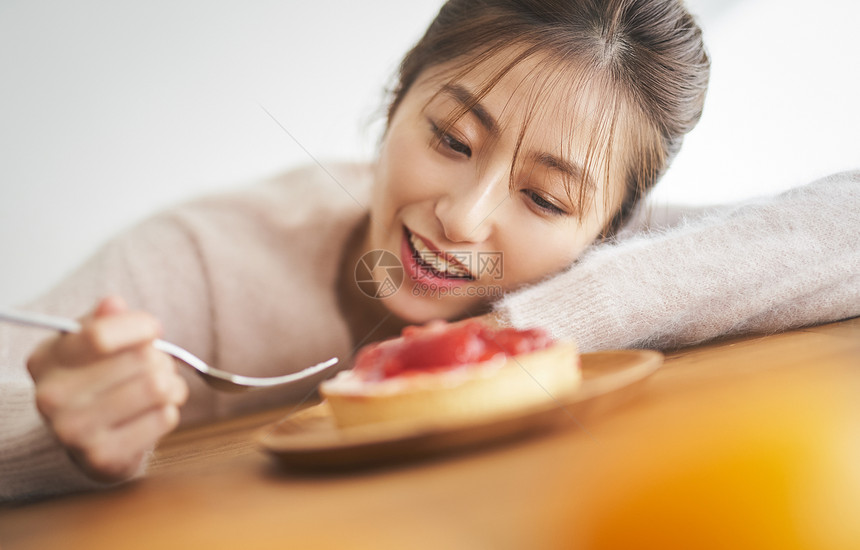 进餐幸福微笑美丽的女人生活形象图片