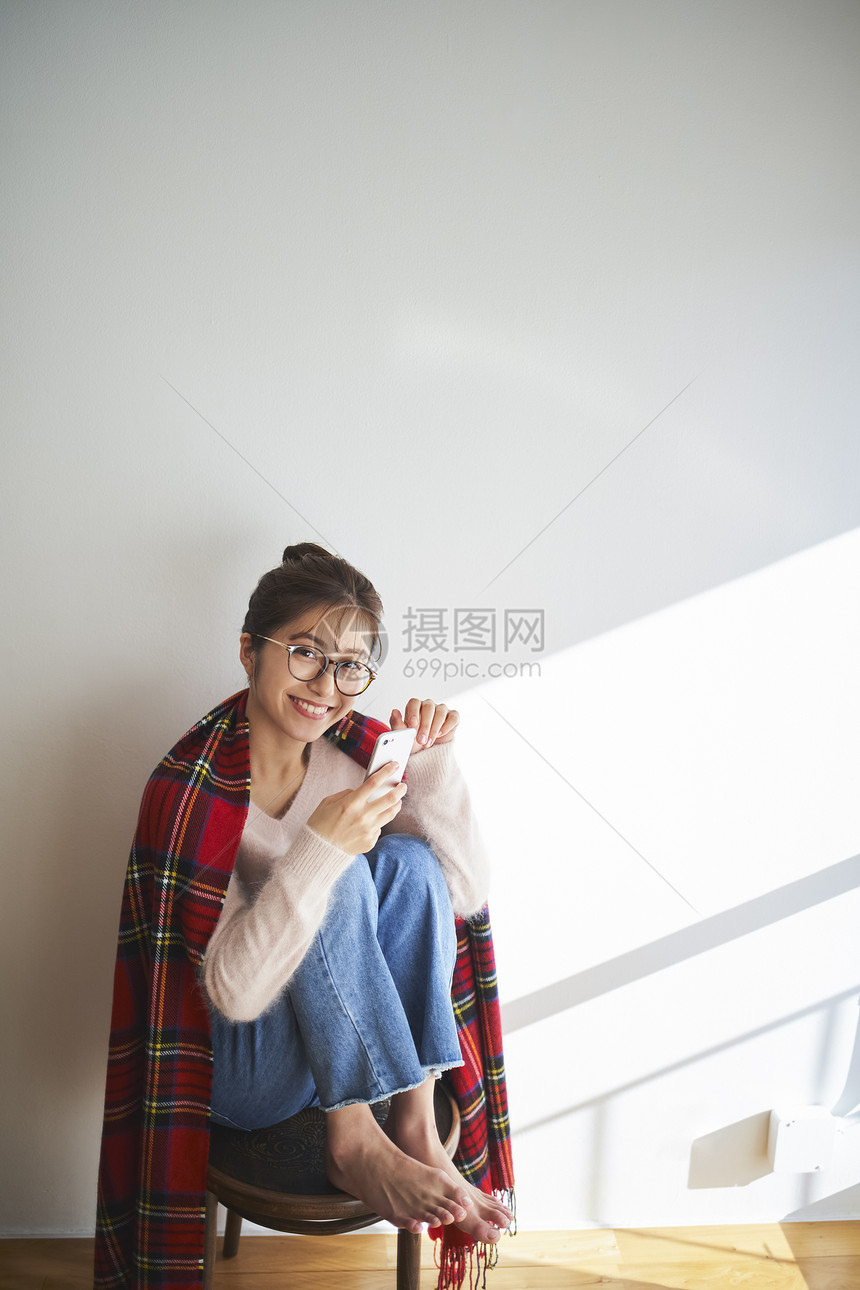 客厅休息年轻女子美丽的女人生活形象图片