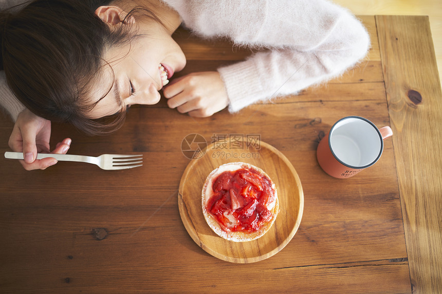 享受美食的女人图片