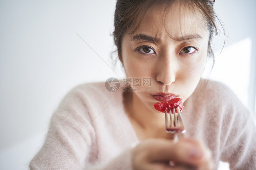 享受美食的女人图片