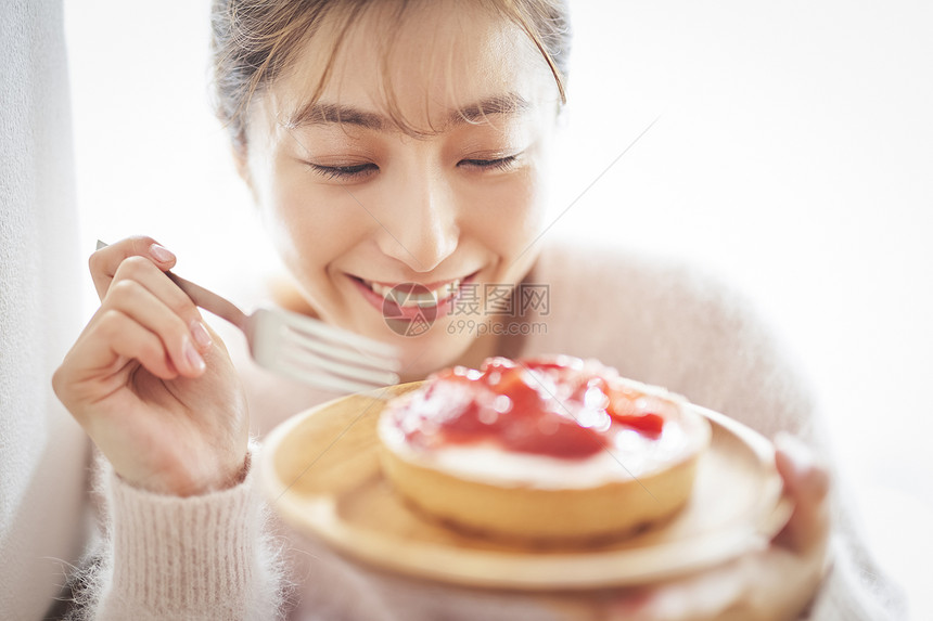 享受甜点的女子图片