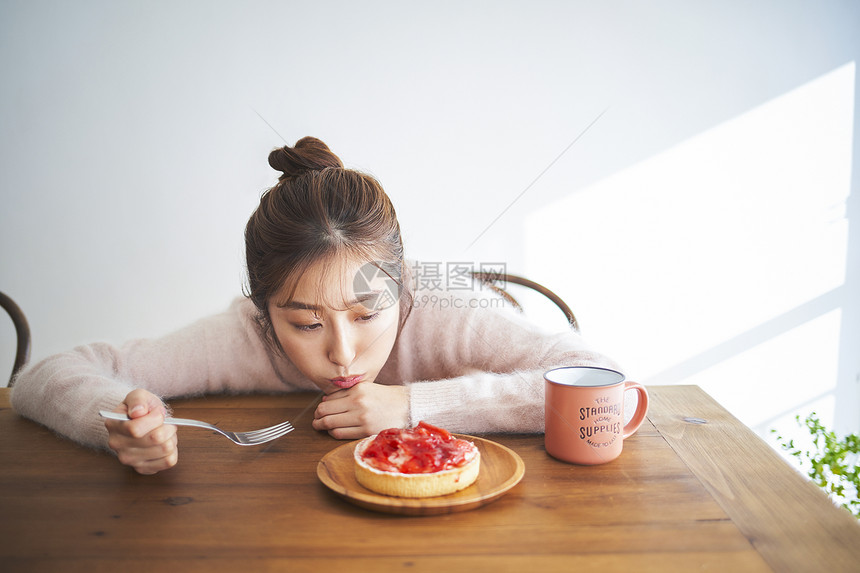 享受甜点的女子图片