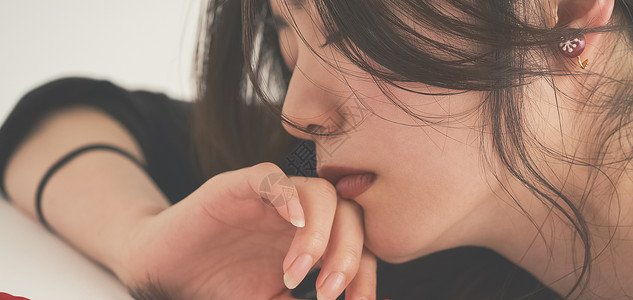 年轻素颜美丽的女人图片