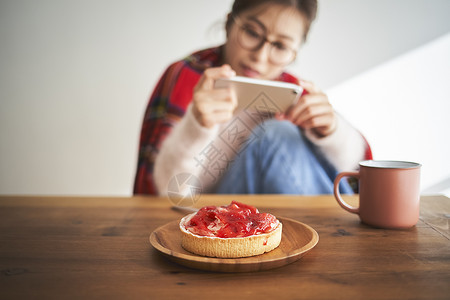 拍美食的青年美女图片