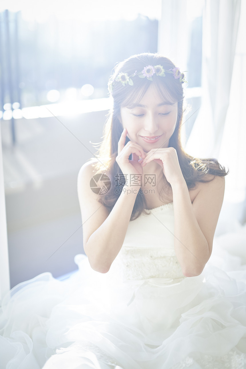 穿着婚纱闭眼微笑的年轻女子图片