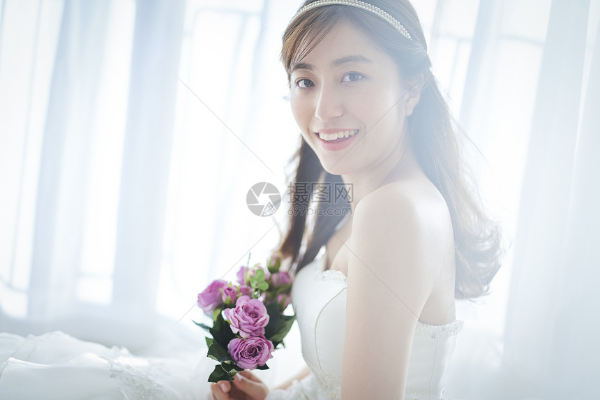 穿着婚纱手拿捧花的新娘图片