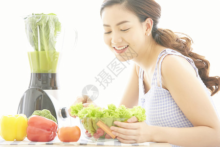 年轻美女健康饮食图片