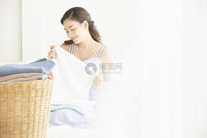 居家美女整理衣服图片