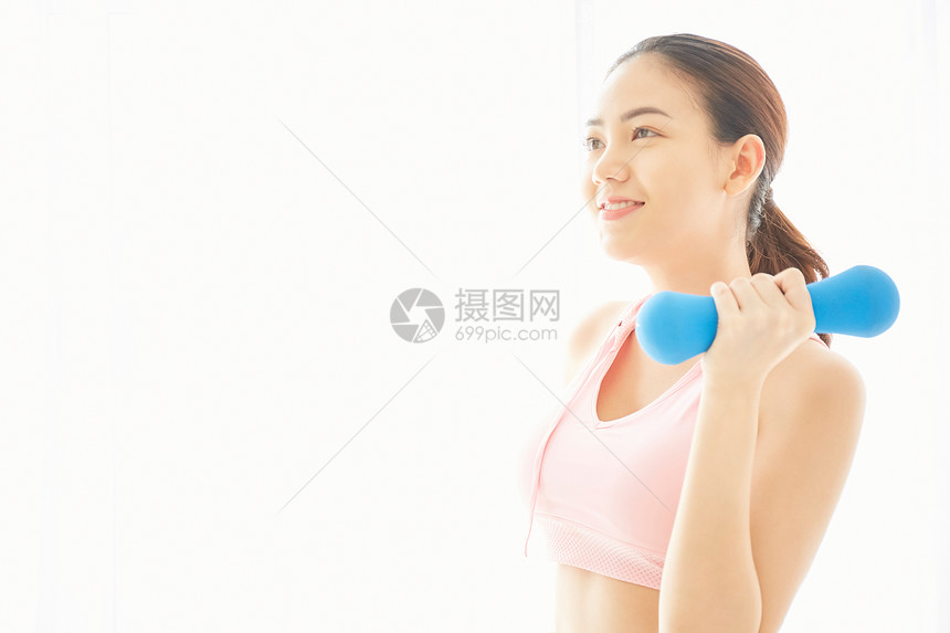 居家运动女性用哑铃锻炼身体图片