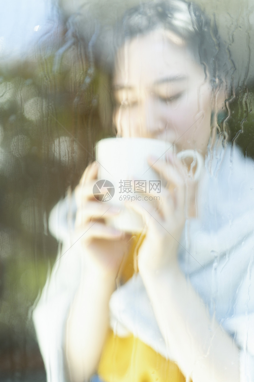 妇女放松下午茶时间图片