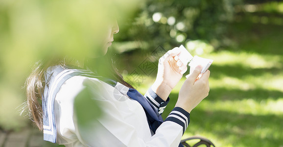 穿水手服的女孩在椅子上休息图片