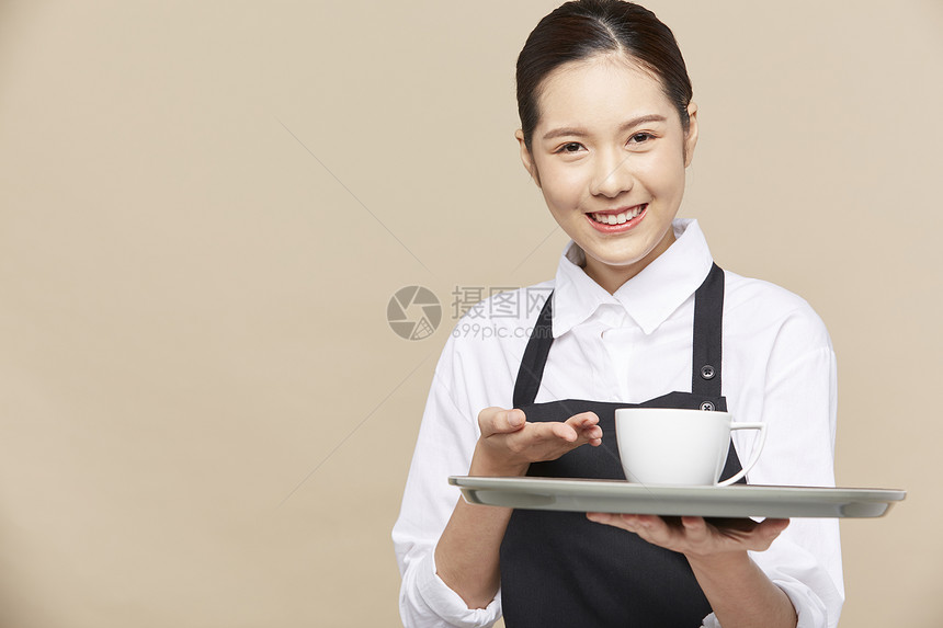 美丽咖啡馆女职员拿着托盘咖啡图片