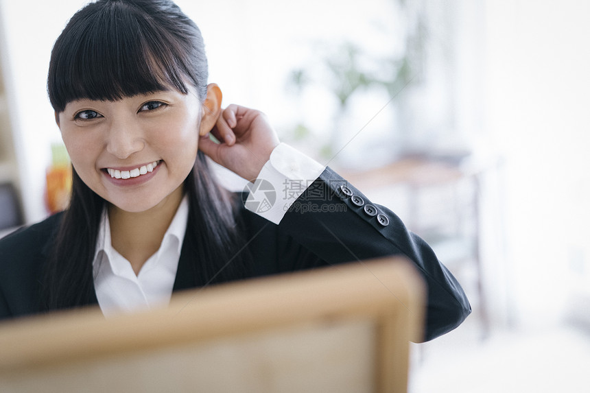 职业女性打扮准备上班的肖像图片