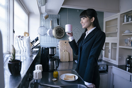 厨房吃早餐的白领图片