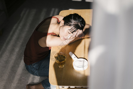 居家女孩享受早餐图片