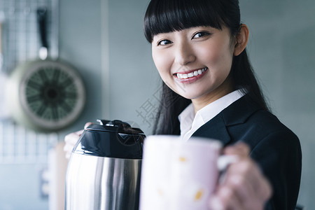 享受早餐的女白领图片