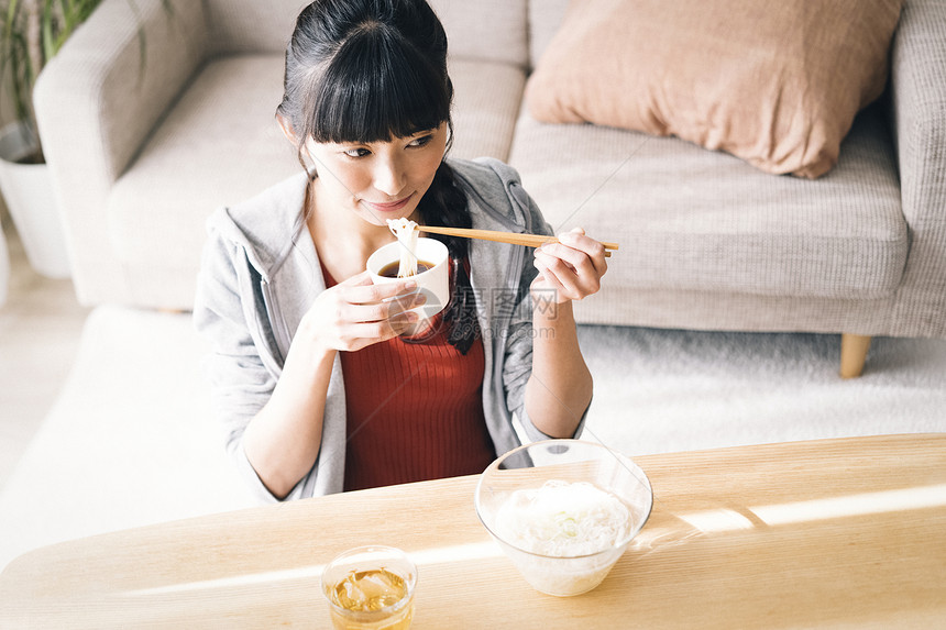 居家女孩享受早餐图片