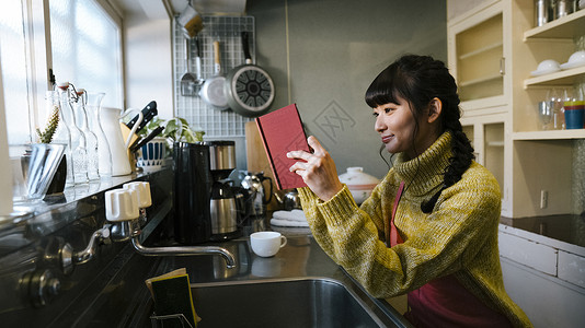 居家女子厨房查看食谱图片