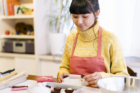 制作美食的居家女子高清图片