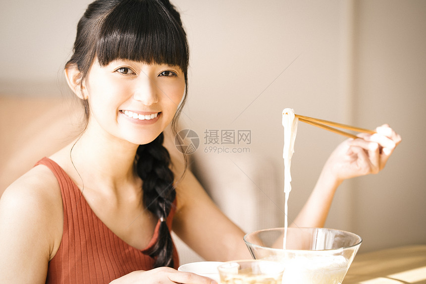 夏日女子吃早餐图片